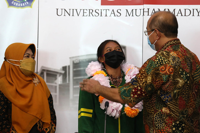 Rektor Universitas Muhammadiyah Surabaya Sukadiono berbincang dengan atlet saat seremoni pelepasan di kampus UMSurabaya, Jawa Timur, Jumat (17/9/2021).