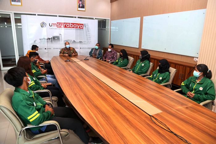 Rektor Universitas Muhammadiyah Surabaya Sukadiono berbincang dengan atlet saat seremoni pelepasan di kampus UMSurabaya, Jawa Timur, Jumat (17/9/2021).