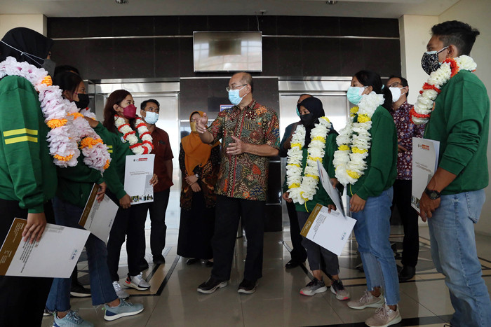 Rektor Universitas Muhammadiyah Surabaya Sukadiono berbincang dengan atlet saat seremoni pelepasan di kampus UMSurabaya, Jawa Timur, Jumat (17/9/2021).