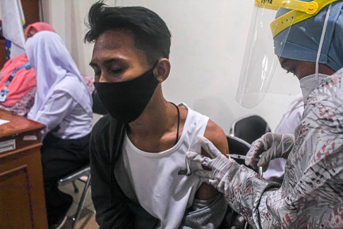 Warga antusias mengikuti vaksinasi Covid-19 di Kantor Camat Cilincing, Jakarta Utara, Jumat (17/9/2021).