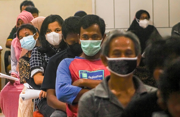 Warga antusias mengikuti vaksinasi Covid-19 di Kantor Camat Cilincing, Jakarta Utara, Jumat (17/9/2021).