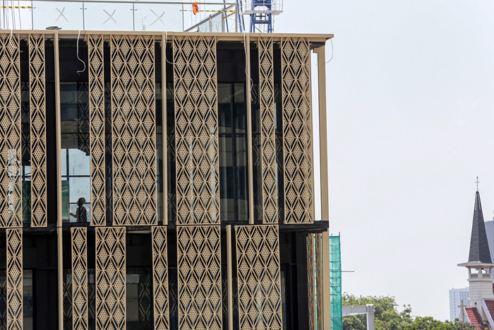 Pekerja saat menyelesaikan proyek pemugaran Gedung Sarinah di Jalan MH Thamrin, Jakarta Pusat, Sabtu (18/9/2021).