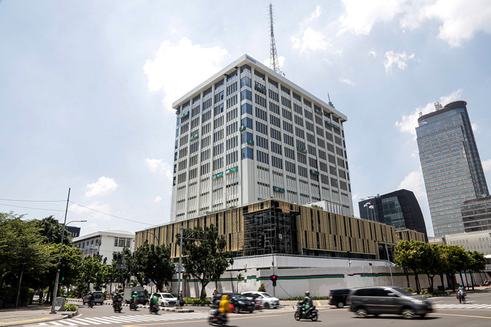 Pekerja saat menyelesaikan proyek pemugaran Gedung Sarinah di Jalan MH Thamrin, Jakarta Pusat, Sabtu (18/9/2021).