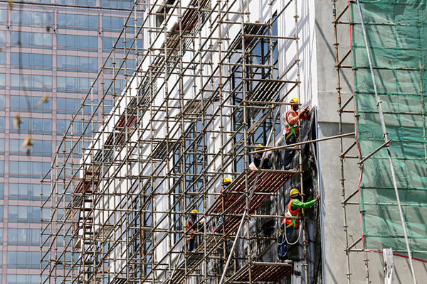 Pekerja saat menyelesaikan proyek pemugaran Gedung Sarinah di Jalan MH Thamrin, Jakarta Pusat, Sabtu (18/9/2021).