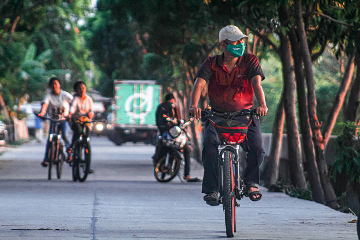 Warga bersepeda dan menikmati keindahan Waduk Rawa Badak di kawasan Jakarta Utara, Sabtu (18/9/2021).