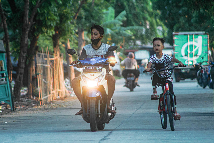 Warga bersepeda dan menikmati keindahan Waduk Rawa Badak di kawasan Jakarta Utara, Sabtu (18/9/2021).