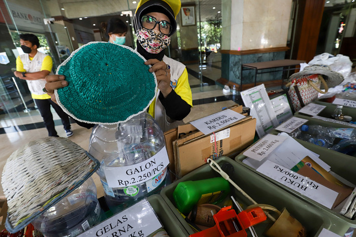 Aksi bersih-bersih serentak sedunia (World Cleanup Day) di Jakarta, Sabtu (18/9/2021).