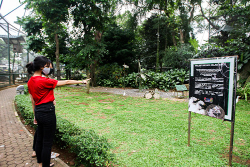 Pengunjung berswafoto di Taman Burung, Taman Mini Indonesia Indah (TMII), Jakarta Timur, Minggu (19/9/2021).