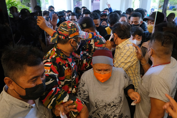 Suasana antusiasme warga mengantri untuk melakukan vaksin di Gedung Manunggal, Kota Makassar, Minggu (19/9/2021).