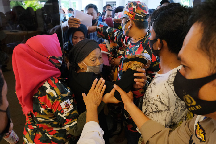 Suasana antusiasme warga mengantri untuk melakukan vaksin di Gedung Manunggal, Kota Makassar, Minggu (19/9/2021).