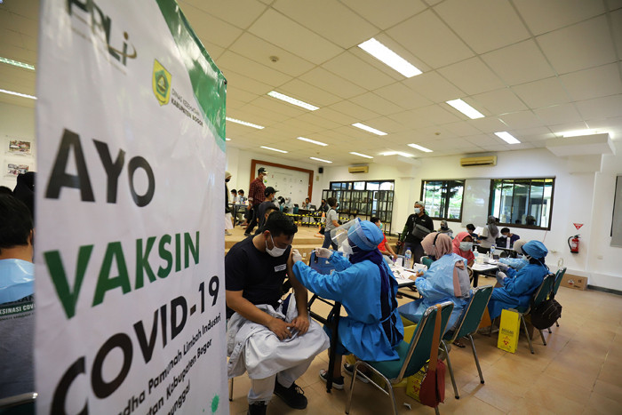 Vaksinasi dosis kedua di lapangan terbuka fasilitas PPLI, Desa Nambo, Klapanunggal, Bogor, Jawa Barat, Sabtu (18/9/2021).