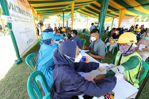 Vaksinasi dosis kedua di lapangan terbuka fasilitas PPLI, Desa Nambo, Klapanunggal, Bogor, Jawa Barat, Sabtu (18/9/2021).