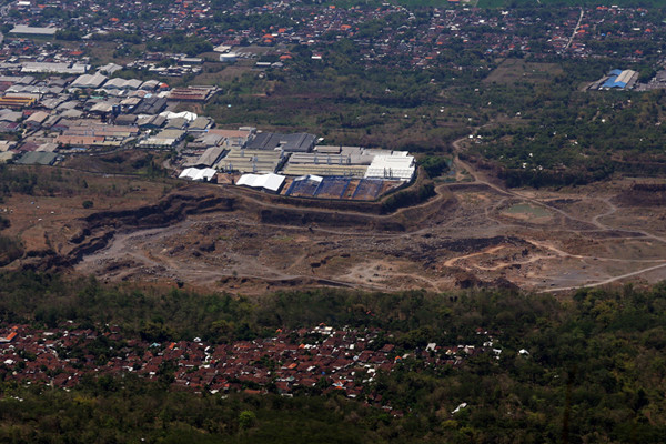 Kawasan industrti terpadu Ngoro Industrial Park terlihat dari ketinggian 1100 MDPL, lereng Gunung Penanggungan, Trawas Mojokerto, Minggu (19/9/2021).