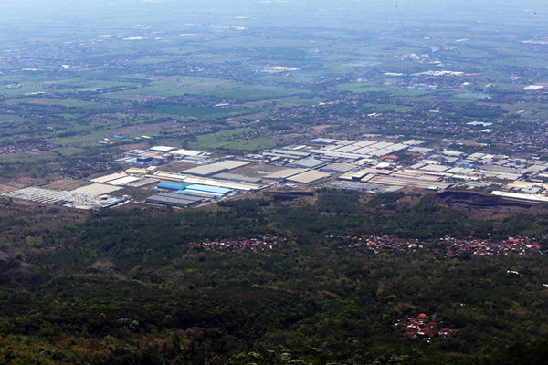 Kawasan industrti terpadu Ngoro Industrial Park terlihat dari ketinggian 1100 MDPL, lereng Gunung Penanggungan, Trawas Mojokerto, Minggu (19/9/2021).