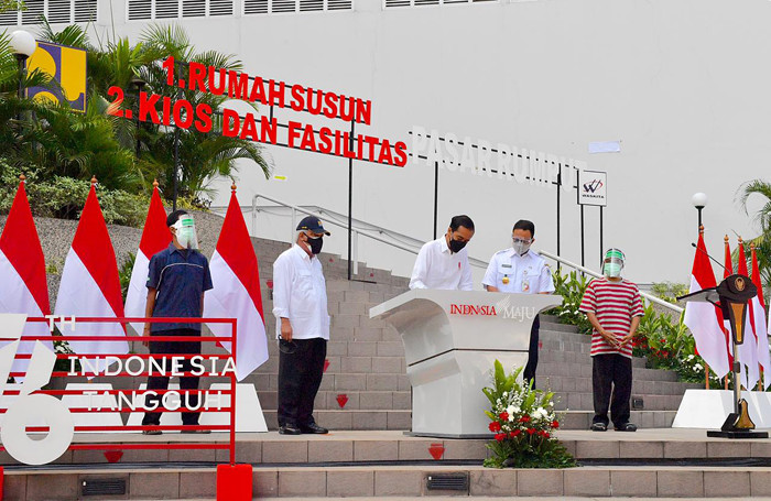 Presiden Joko Widodo saat meresmikan Rumah Susun Pasar Rumput beserta kios pasar dan fasilitas penunjang lainnya di Jakarta Selatan, Senin (20/9/2021).