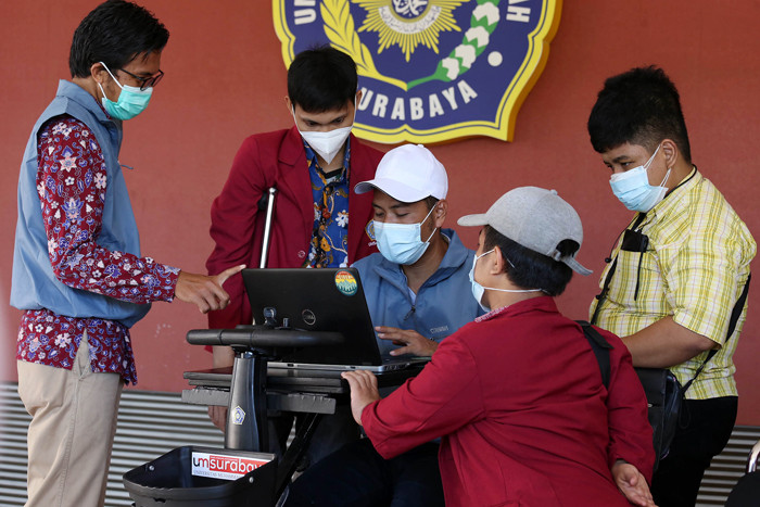 Mahasiswa difabel Univesitas Muhammadiyah Surabaya (UMSurabaya) mencoba inovasi kursi cerdas di kampus UMSurabaya, Jawa Timur, Senin (20/9/2021).