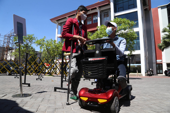 Mahasiswa difabel Univesitas Muhammadiyah Surabaya (UMSurabaya) mencoba inovasi kursi cerdas di kampus UMSurabaya, Jawa Timur, Senin (20/9/2021).