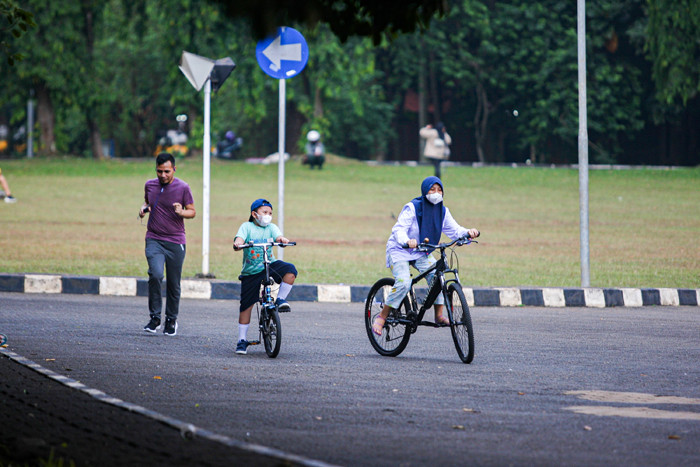 Sejumlah warga berolahraga di kawasan kampus Universitas Indonesia, Depok, Jawa Barat, Senin (20/9/2021).