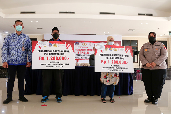 Penyaluran bantuan tunai PKL dan Warung di Polres Metro Jakarta Pusat, Senin (20/9/2021).