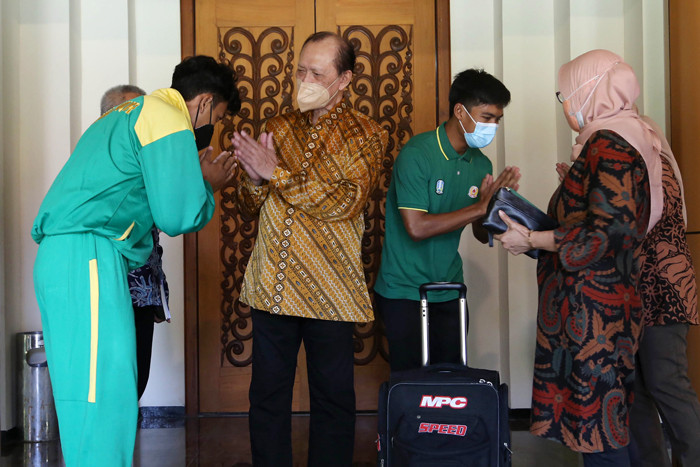 Mahasiswa Fakultas Pertanian Universitas Wijaya Kusuma Surabaya sekaligus atlet Sepatu Roda, Raffiuddin Helmi, beraksi di UWKS Surabaya, Senin (20/9/2021).