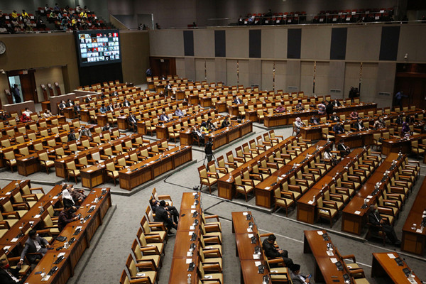 Wakil Ketua DPR Sufmi Dasco Ahmad (kiri) memperkenalkan Anggota BPK terpilih periode 2021-2026 Nyoman Adhi Suryadnyana di Jakarta, Selasa (21/9/2021).