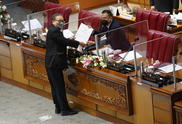 Wakil Ketua DPR Sufmi Dasco Ahmad (kiri) memperkenalkan Anggota BPK terpilih periode 2021-2026 Nyoman Adhi Suryadnyana di Jakarta, Selasa (21/9/2021).
