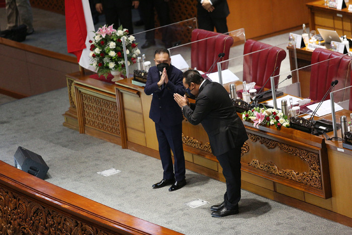 Wakil Ketua DPR Sufmi Dasco Ahmad (kiri) memperkenalkan Anggota BPK terpilih periode 2021-2026 Nyoman Adhi Suryadnyana di Jakarta, Selasa (21/9/2021).