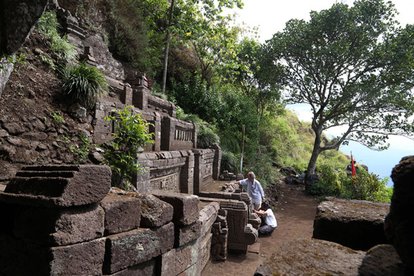 Pengunjung mengamati Candi Kendalisada yang berdiri kokoh di ketinggian 1.253 MDPL, Gunung Bekel, Kabupaten Mojokerto, Jawa Timur, Selasa (21/9/2021).