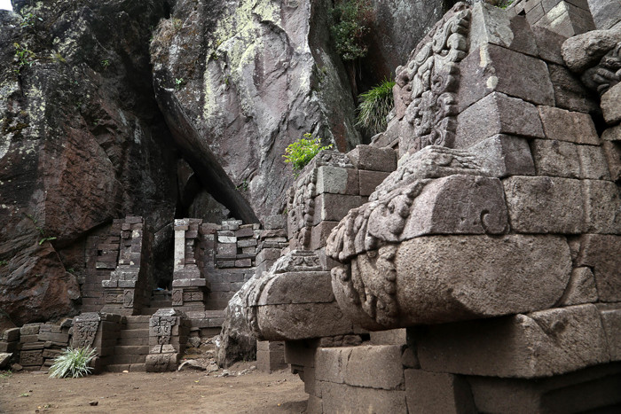 Pengunjung mengamati Candi Kendalisada yang berdiri kokoh di ketinggian 1.253 MDPL, Gunung Bekel, Kabupaten Mojokerto, Jawa Timur, Selasa (21/9/2021).