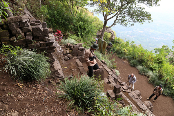 Pengunjung mengamati Candi Kendalisada yang berdiri kokoh di ketinggian 1.253 MDPL, Gunung Bekel, Kabupaten Mojokerto, Jawa Timur, Selasa (21/9/2021).