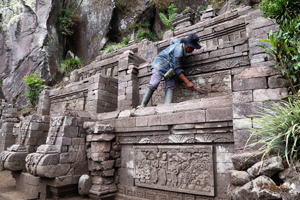 Pengunjung mengamati Candi Kendalisada yang berdiri kokoh di ketinggian 1.253 MDPL, Gunung Bekel, Kabupaten Mojokerto, Jawa Timur, Selasa (21/9/2021).