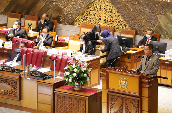 Wakil Ketua DPR RI Sufmi Dasco Achmad (kempat kiri) memperkenalkan Hakim Agung saat sidang Paripurna DPR di Kompleks Parlemen, Jakarta, Selasa (21/9/2021).