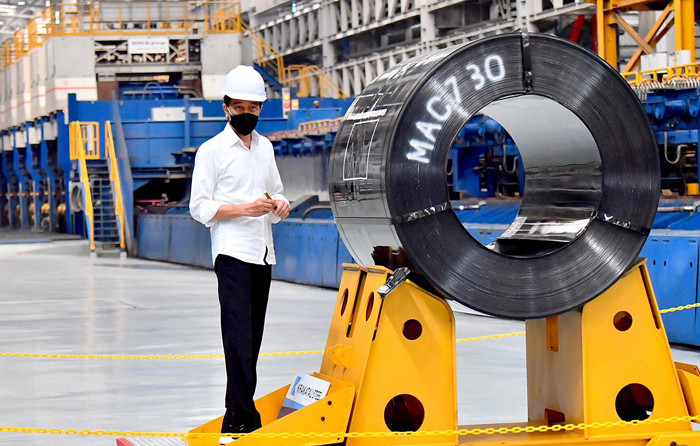 Presiden Jokowi menandatangani baja produk terbaru saat meresmikan pabrik Hot Strip Mil 2 PT Krakatau Steel (Persero) Tbk di Kota Cilegon, Selasa (21/9/2021).