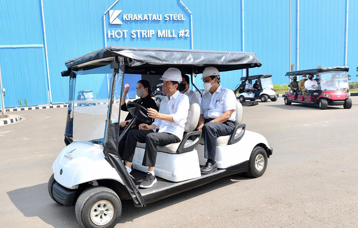 Presiden Jokowi menandatangani baja produk terbaru saat meresmikan pabrik Hot Strip Mil 2 PT Krakatau Steel (Persero) Tbk di Kota Cilegon, Selasa (21/9/2021).