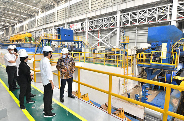 Presiden Jokowi menandatangani baja produk terbaru saat meresmikan pabrik Hot Strip Mil 2 PT Krakatau Steel (Persero) Tbk di Kota Cilegon, Selasa (21/9/2021).