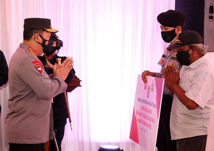 Serbuan vaksinasi dan bakti sosial yang diselenggarakan oleh Paguyuban Alumni AKABRI 1998 di Kabupaten Tangerang, Banten, Selasa (21/9/2021).