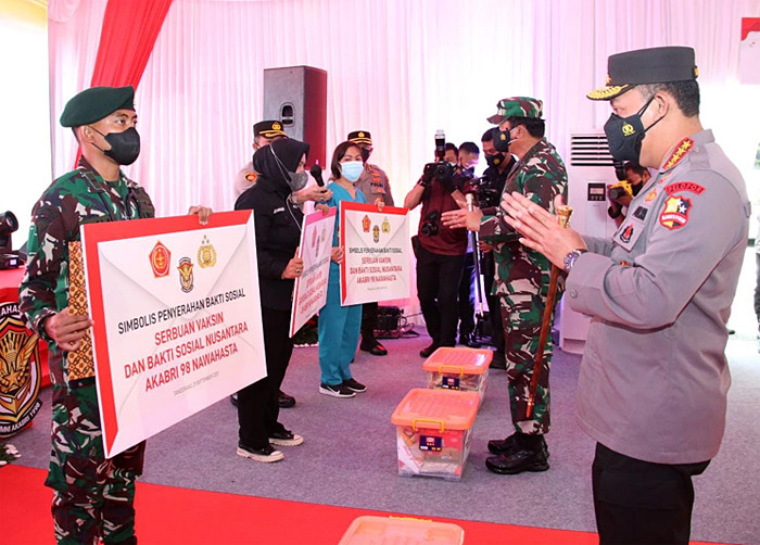 Serbuan vaksinasi dan bakti sosial yang diselenggarakan oleh Paguyuban Alumni AKABRI 1998 di Kabupaten Tangerang, Banten, Selasa (21/9/2021).