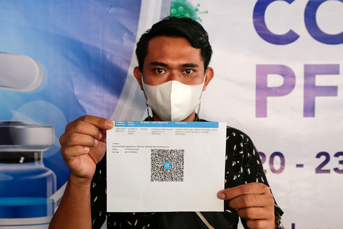 Vaksinator menyuntikkan vaksin Covid-19 jenis Pfizer kepada warga di Sentra Vaksinasi MNC Peduli di Gedung HighEnd, MNC Center, Kebon Sirih, Selasa (21/9/2021).