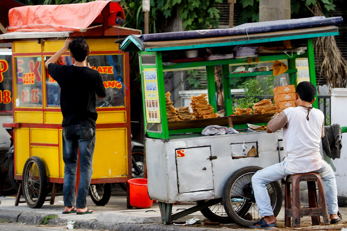 Suasana para pedagang kaki lima di sepanjang jalan raya Kebayoran Lama, Jakarta Selatan, Selasa (21/9/2021).