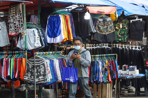 Suasana para pedagang kaki lima di sepanjang jalan raya Kebayoran Lama, Jakarta Selatan, Selasa (21/9/2021).