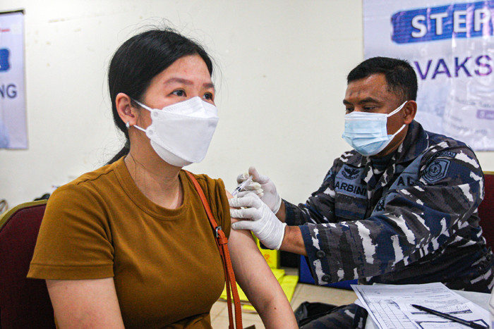 Warga menerima suntikan dosis vaksin Covid-19 jenis AstraZeneca di Serbuan Vaksinasi TNI AL, Mangga Dua Square, Pademangan, Jakarta Utara, Selasa (21/9/2021).