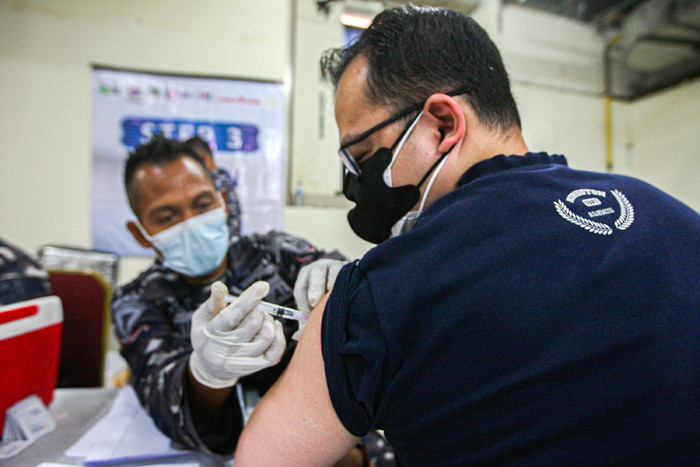 Warga menerima suntikan dosis vaksin Covid-19 jenis AstraZeneca di Serbuan Vaksinasi TNI AL, Mangga Dua Square, Pademangan, Jakarta Utara, Selasa (21/9/2021).