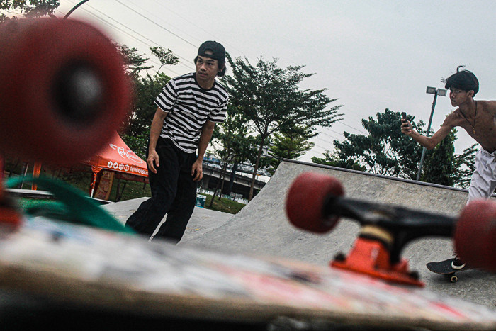 Sejumlah remaja sedang bermain skateboard di Taman Kalijodo, Jakarta Barat, Selasa (21/9/2021).