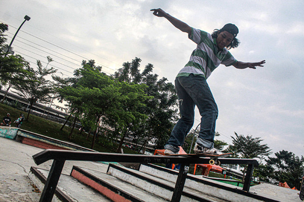 Sejumlah remaja sedang bermain skateboard di Taman Kalijodo, Jakarta Barat, Selasa (21/9/2021).