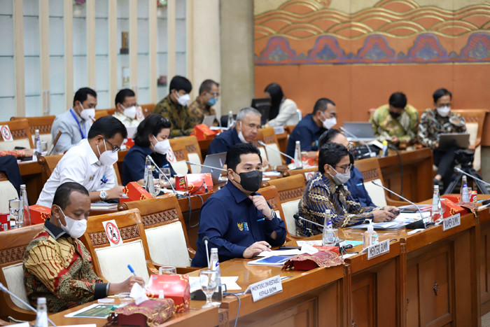 Menteri BUMN Erick Thohir bersama Menteri Investasi/Kepala Badan Koordinasi Penanaman Modal Bahlil Lahadalia saat rapat kerja di Jakarta, Rabu (22/9/2021).