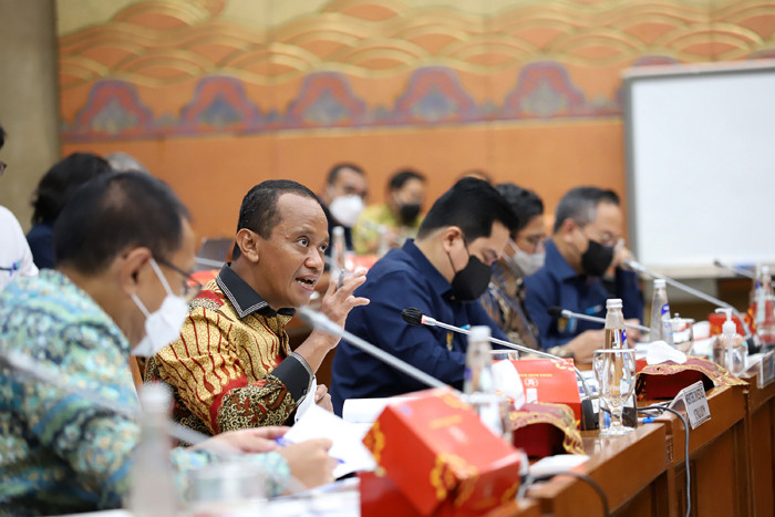 Menteri BUMN Erick Thohir bersama Menteri Investasi/Kepala Badan Koordinasi Penanaman Modal Bahlil Lahadalia saat rapat kerja di Jakarta, Rabu (22/9/2021).