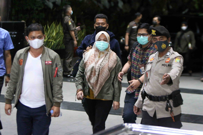 Bupati Kolaka Timur Andi Merya Nur (tengah) saat tiba untuk menjalani pemeriksaan di Gedung Merah Putih KPK, Jakarta, Rabu (22/9/2021).