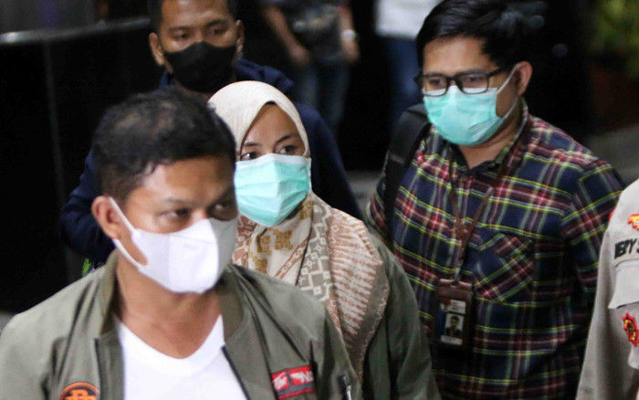Bupati Kolaka Timur Andi Merya Nur (tengah) saat tiba untuk menjalani pemeriksaan di Gedung Merah Putih KPK, Jakarta, Rabu (22/9/2021).