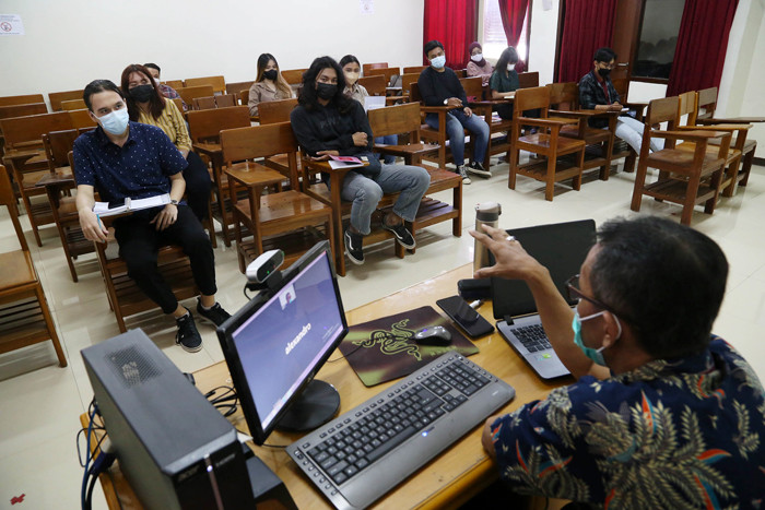 Suasana perkuliahan hybrid atau perpaduan pembelajaran daring dan luring, di Fakultas Hukum Universitas Wijaya Kusuma Surabaya, Jawa Timur, Rabu (22/9/2021).