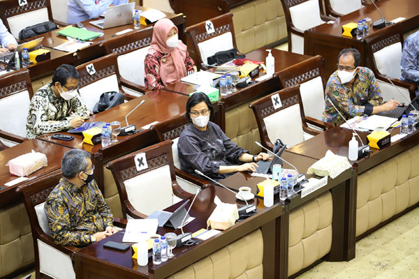 Menteri Keuangan Sri Mulyani mengikuti rapat kerja dengan Komisi XI DPR di Kompleks Parlemen, Senayan, Jakarta, Rabu (22/9/2021).
